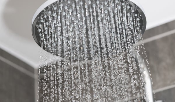 Jak dobrać i zamontować system prysznicowy natynkowy z deszczownicą?
